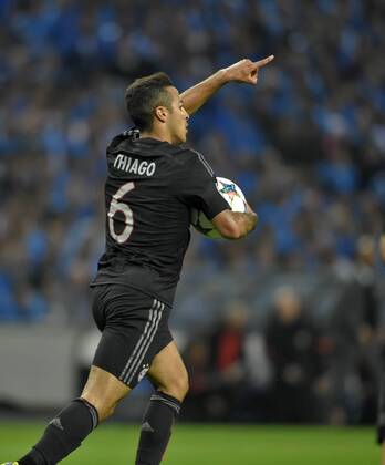15.04.2015, Fussball Championsleague 2014 2015, Viertelfinale Hinspiel, FC Porto - FC Bayern München, im Estadio Dragao in Porto (Portugal). Torjubel Thiago (Bayern München). 