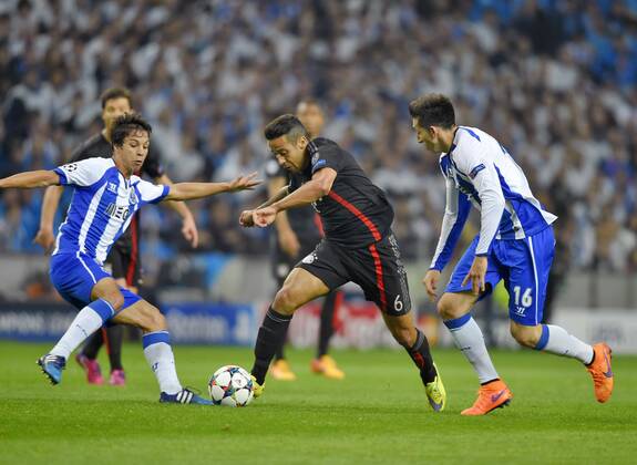 15.04.2015, Fussball Championsleague 2014 2015, Viertelfinale Hinspiel, FC Porto - FC Bayern München, im Estadio Dragao in Porto (Portugal). Thiago (mitte, Bayern München) gegen Hector Herrera (re, FC Porto) und Oliver Torres (li, FC Porto). 