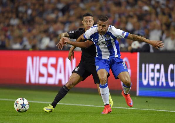 15.04.2015, Fussball Championsleague 2014 2015, Viertelfinale Hinspiel, FC Porto - FC Bayern München, im Estadio Dragao in Porto (Portugal). v.li: Thiago (Bayern München) gegen Danilo (FC Porto). 