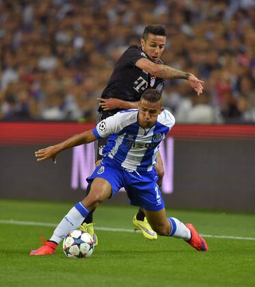 15.04.2015, Fussball Championsleague 2014 2015, Viertelfinale Hinspiel, FC Porto - FC Bayern München, im Estadio Dragao in Porto (Portugal). v.li: Thiago (Bayern München) gegen Danilo (FC Porto). 