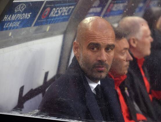 15.04.2015, Fussball Championsleague 2014 2015, Viertelfinale Hinspiel, FC Porto - FC Bayern München, im Estadio Dragao in Porto (Portugal). Trainer Pep Guardiola (Bayern München) nachdenklich hinter der Scheibe. 