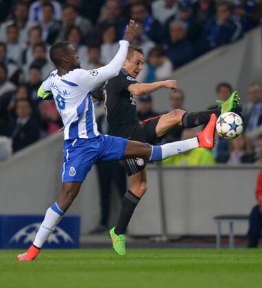 FUSSBALL CHAMPIONS LEAGUE SAISON 2014 2015 VIERTELFINALE HINSPIEL FC Porto - FC Bayern Muenchen 15.04.2015 Jackson Martinez (li, FC Porto) gegen Rafinha (re, FC Bayern Muenchen) 