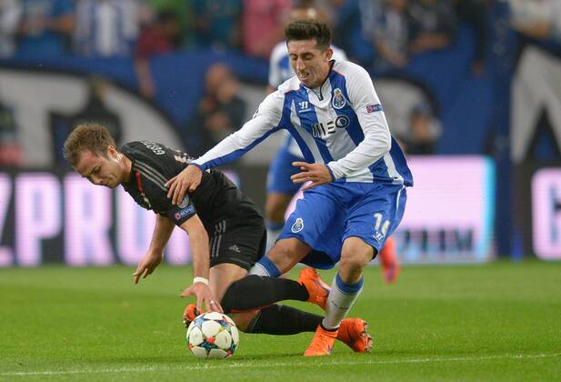 FUSSBALL CHAMPIONS LEAGUE SAISON 2014 2015 VIERTELFINALE HINSPIEL FC Porto - FC Bayern Muenchen 15.04.2015 Philipp Lahm (li, FC Bayern Muenchen) gegen Hector Herrera (re, FC Porto) 