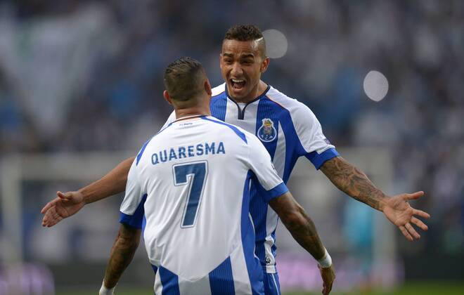 FUSSBALL CHAMPIONS LEAGUE SAISON 2014 2015 VIERTELFINALE HINSPIEL FC Porto - FC Bayern Muenchen 15.04.2015 Ricardo Quaresma (vorn) und Danilo (beide FC Porto) jubeln 