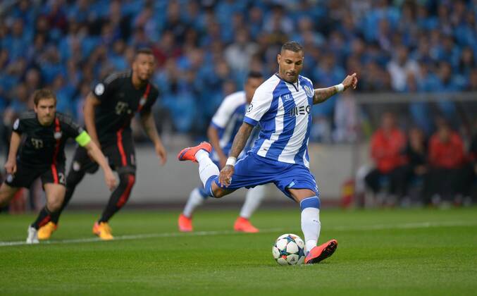 FUSSBALL CHAMPIONS LEAGUE SAISON 2014 2015 VIERTELFINALE HINSPIEL FC Porto - FC Bayern Muenchen 15.04.2015 Ricardo Quaresma (FC Porto) erzielt per Elfmeter sein Tor zum 1:0 