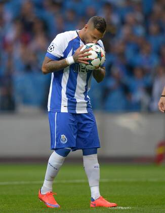 FUSSBALL CHAMPIONS LEAGUE SAISON 2014 2015 VIERTELFINALE HINSPIEL FC Porto - FC Bayern Muenchen 15.04.2015 Ricardo Quaresma (FC Porto) kuesst vor seinem Elfmeter noch kurz den Ball 