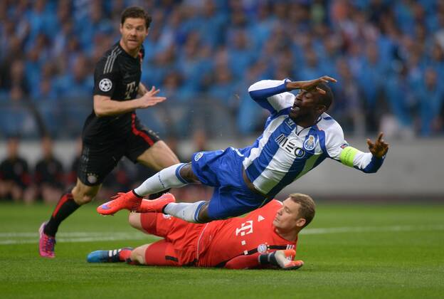 FUSSBALL CHAMPIONS LEAGUE SAISON 2014 2015 VIERTELFINALE HINSPIEL FC Porto - FC Bayern Muenchen 15.04.2015 Torwart Manuel Neuer (FC Bayern Muenchen) foult Jackson Martinez. Der Schiedsrichter entscheidet auf Elfmeter 