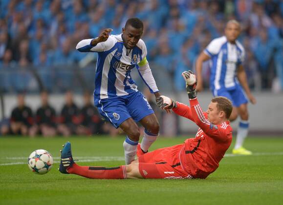 FUSSBALL CHAMPIONS LEAGUE SAISON 2014 2015 VIERTELFINALE HINSPIEL FC Porto - FC Bayern Muenchen 15.04.2015 Torwart Manuel Neuer (FC Bayern Muenchen) foult Jackson Martinez. Der Schiedsrichter entscheidet auf Elfmeter 