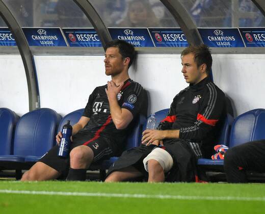 15.04.2015, Fussball Championsleague 2014 2015, Viertelfinale Hinspiel, FC Porto - FC Bayern München, im Estadio Dragao in Porto (Portugal). v.li: Xabi Alonso (Bayern München) und Mario Götze (Bayern) wegen Verletzung ausgewechselt. 