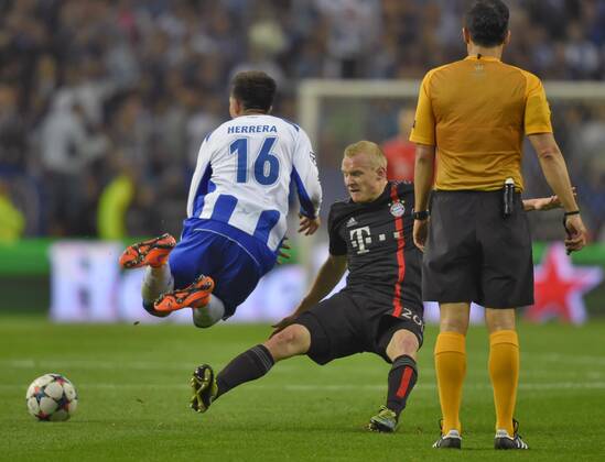 15.04.2015, Fussball Championsleague 2014 2015, Viertelfinale Hinspiel, FC Porto - FC Bayern München, im Estadio Dragao in Porto (Portugal). Sebastian Rode (Bayern) foult hier Hector Herrera (li, FC Porto). 