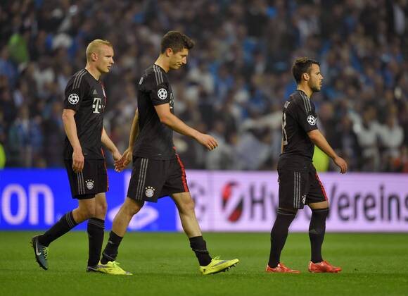 15.04.2015, Fussball Championsleague 2014 2015, Viertelfinale Hinspiel, FC Porto - FC Bayern München, im Estadio Dragao in Porto (Portugal). Frustrierte Bayern nach dem Spiel. v.li: Sebastian Rode (Bayern), Mario Götze (Bayern), Juan Bernat (Bayern). 