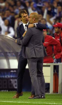 15.04.2015, Fussball Championsleague 2014 2015, Viertelfinale Hinspiel, FC Porto - FC Bayern München, im Estadio Dragao in Porto (Portugal). v.li: Trainer Julen Lopetegui (FC Porto) umarmt nach dem Spiel Trainer Pep Guardiola (Bayern München). 