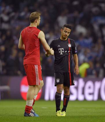 15.04.2015, Fussball Championsleague 2014 2015, Viertelfinale Hinspiel, FC Porto - FC Bayern München, im Estadio Dragao in Porto (Portugal). Frustrierte Bayern nach dem Spiel. v.li: Torwart Manuel Neuer (Bayern) und Thiago (Bayern München). 