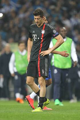 enttaeuschung bei Robert Lewandowski 9 (FC Bayern Muenchen) , FC Porto vs. FC Bayern Muenchen, Fussball, Champions League, 15.04.2015 EP_CKT