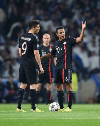 FUSSBALL CHAMPIONS LEAGUE SAISON 2014 2015 VIERTELFINAL HINSPIEL FC Porto - FC Bayern Muenchen 15.03.2015 Robert Lewandowski (li, FC Bayern Muenchen) und Thiago Alcantara (re, FC Bayern Muenchen) enttauscht 