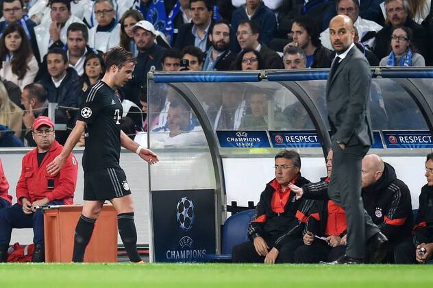FUSSBALL CHAMPIONS LEAGUE SAISON 2014 2015 VIERTELFINAL HINSPIEL FC Porto - FC Bayern Muenchen 15.03.2015 Mario Goetze (FC Bayern Muenchen) enttauscht bei seiner Auswechslung; Trainer Pep Guardiola (re, FC Bayern Muenchen) 