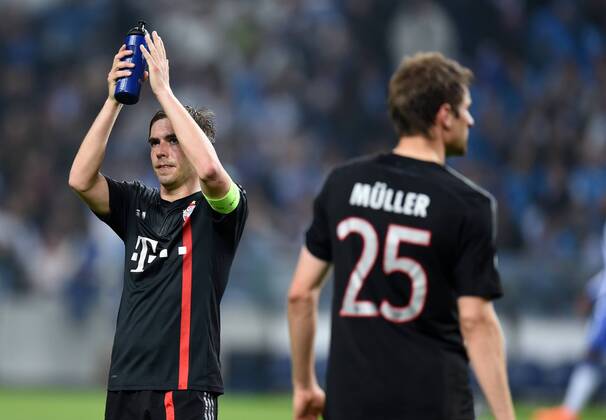 FUSSBALL CHAMPIONS LEAGUE SAISON 2014 2015 VIERTELFINALE HINSPIEL FC Porto - FC Bayern Muenchen 15.03.2015 Philipp Lahm (li) und Thomas Mueller (re, beide FC Bayern Muenchen) sind nach dem Abpfiff enttaeuscht 