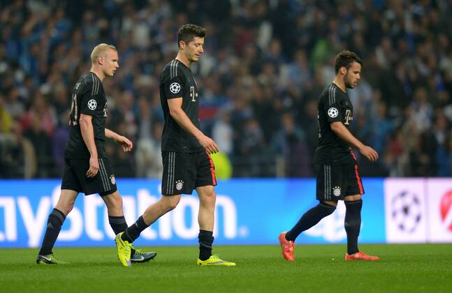FUSSBALL CHAMPIONS LEAGUE SAISON 2014 2015 VIERTELFINALE HINSPIEL FC Porto - FC Bayern Muenchen 15.03.2015 Sebastian Rode, Robert Lewandowski und Juan Bernat (v.l., alle FC Bayern Muenchen) sind nach dem Abpfiff enttaeuscht 