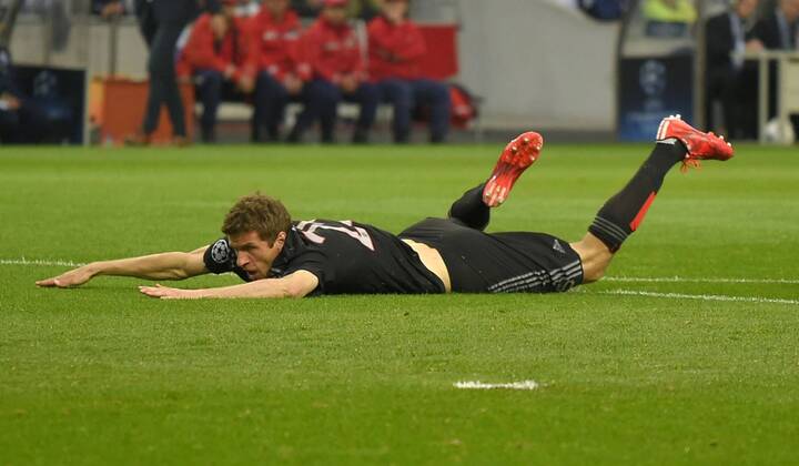 15.04.2015, Fussball Championsleague 2014 2015, Viertelfinale Hinspiel, FC Porto - FC Bayern München, im Estadio Dragao in Porto (Portugal). Thomas Müller (München) am Boden. 