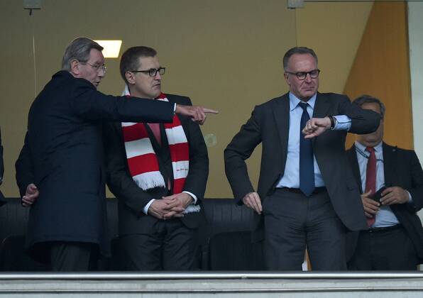 FUSSBALL CHAMPIONS LEAGUE SAISON 2014 2015 VIERTELFINALE HINSPIEL FC Porto - FC Bayern Muenchen 15.03.2015 Praesident Karl Hopfner, Finanzvorstand Jan-Christian Dreesen und Vorstandsvorsitzender Karl Heinz Rummenigge (v.l., alle FC Bayern Muenchen) auf der Ehrentribuene 