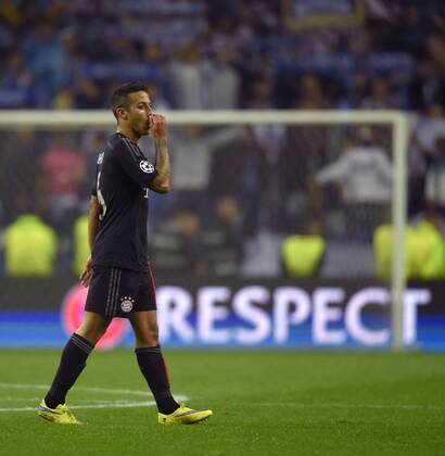 15.04.2015, Fussball Championsleague 2014 2015, Viertelfinale Hinspiel, FC Porto - FC Bayern München, im Estadio Dragao in Porto (Portugal). Frustrierter Abgang nach dem Spiel, Thiago (Bayern München) nachdenklich. 