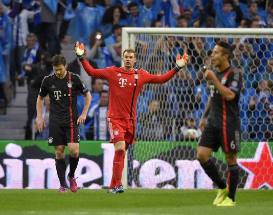 15.04.2015, Fussball Championsleague 2014 2015, Viertelfinale Hinspiel, FC Porto - FC Bayern München, im Estadio Dragao in Porto (Portugal). Streit um die Schuld am Gegentor, v.li: Xabi Alonso (Bayern München), Torwart Manuel Neuer (Bayern). 