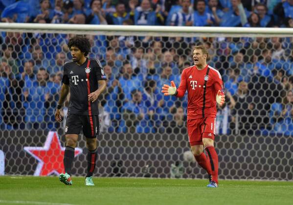 15.04.2015, Fussball Championsleague 2014 2015, Viertelfinale Hinspiel, FC Porto - FC Bayern München, im Estadio Dragao in Porto (Portugal). Streit um die Schuld am Gegentor, v.li: Dante (Bayern München), Torwart Manuel Neuer (Bayern). 