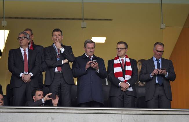 15.04.2015, Fussball Championsleague 2014 2015, Viertelfinale Hinspiel, FC Porto - FC Bayern München, im Estadio Dragao in Porto (Portugal). v.li: -, Marketingvorstand Andreas Jung (Bayern München), Präsident Karl Hopfner (Bayern München), Finanzvorstand Jan-Christian Dreesen (Bayern München) und Vorstandsvorsitzender Karl-Heinz Rummenigge (München) auf der Ehrentribüne. 