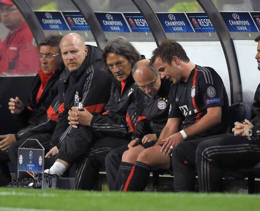 15.04.2015, Fussball Championsleague 2014 2015, Viertelfinale Hinspiel, FC Porto - FC Bayern München, im Estadio Dragao in Porto (Portugal). Besorgte Minen auf der Bayernbank wegen einer Verletzung von Mario Götze (re, Bayern). v.li: Co-Trainer Domenec Torrent (Bayern), Sportdirektor Matthias Sammer (Bayern München), Mannschaftsarzt Dr. med. Hans-Wilhelm Müller-Wohlfahrt (Bayern München), Physiotherapeut, Mario Götze (Bayern). 