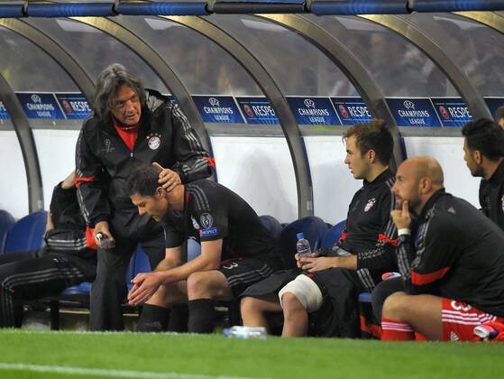 15.04.2015, Fussball Championsleague 2014 2015, Viertelfinale Hinspiel, FC Porto - FC Bayern München, im Estadio Dragao in Porto (Portugal). Mannschaftsarzt Dr. med. Hans-Wilhelm Müller-Wohlfahrt (Bayern München) kümmert sich um den Verletzten Xabi Alonso (Bayern München). 