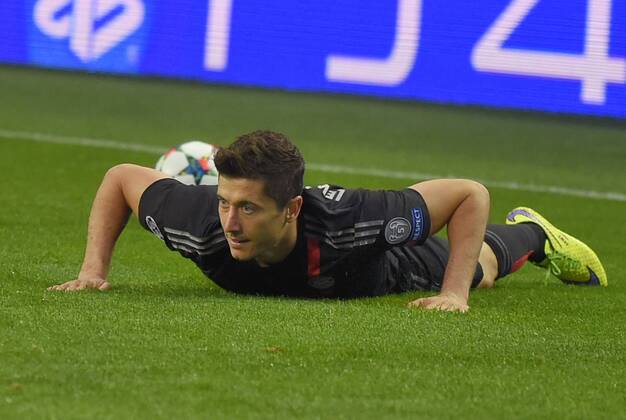 15.04.2015, Fussball Championsleague 2014 2015, Viertelfinale Hinspiel, FC Porto - FC Bayern München, im Estadio Dragao in Porto (Portugal). Robert Lewandowski (Bayern München) am Boden. 