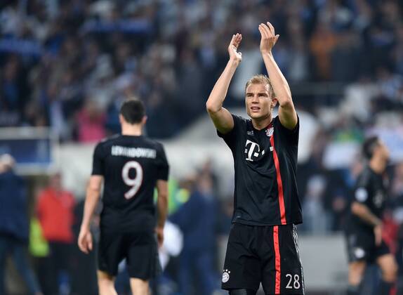 FUSSBALL CHAMPIONS LEAGUE SAISON 2014 2015 VIERTELFINAL HINSPIEL FC Porto - FC Bayern Muenchen 15.03.2015 Holger Badstuber (FC Bayern Muenchen) bedankt sich nach dem Spiel bei den mitgereisten FC Bayern Fans 