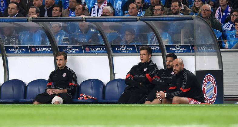 FUSSBALL CHAMPIONS LEAGUE SAISON 2014 2015 VIERTELFINAL HINSPIEL FC Porto - FC Bayern Muenchen 15.03.2015 FC Bayern bank; Mario Goetze (FC Bayern Muenchen) verletzt am Knie, Torwart Ivan Lucic (FC Bayern Muenchen), Claudio Pizarro (FC Bayern Muenchen) und Torwart Pep Reina (v.li, FC Bayern Muenchen) 