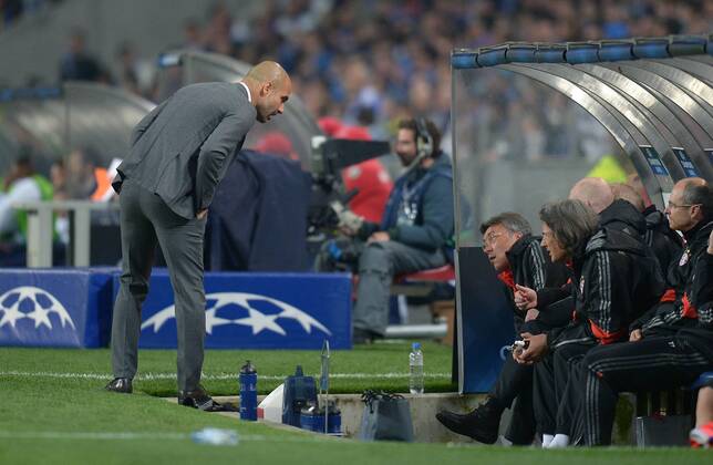 FUSSBALL CHAMPIONS LEAGUE SAISON 2014 2015 VIERTELFINAL HINSPIEL FC Porto - FC Bayern Muenchen 15.03.2015 Enttaeuschung; Trainer Pep Guardiola (li, FC Bayern Muenchen) im Gespraech mit Co-Trainer Domenec Torrent (re, FC Bayern Muenchen) 