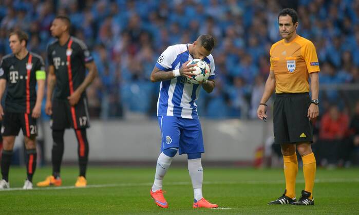 FUSSBALL CHAMPIONS LEAGUE SAISON 2014 2015 VIERTELFINAL HINSPIEL FC Porto - FC Bayern Muenchen 15.03.2015 Ricardo Quaresma (Mitte, FC Porto) kuesst den Ball vor dem Strafstoss; Schiedsrichter Carlos Velasco Carballo (re, Spanien) 