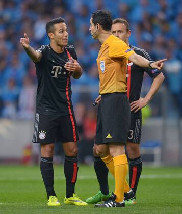 FUSSBALL CHAMPIONS LEAGUE SAISON 2014 2015 VIERTELFINAL HINSPIEL FC Porto - FC Bayern Muenchen 15.03.2015 Thiago Alcantara (li, FC Bayern Muenchen) diskutiert vor dem Strafstoss mit Schiedsrichter Carlos Velasco Carballo (re, Spanien) 