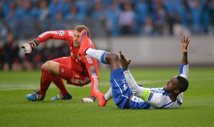 FUSSBALL CHAMPIONS LEAGUE SAISON 2014 2015 VIERTELFINAL HINSPIEL FC Porto - FC Bayern Muenchen 15.03.2015 Jackson Martinez (re, FC Porto) liegt auf dm Boden und fordert vom Schiedsrichter Elfmeter 