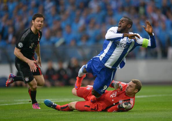FUSSBALL CHAMPIONS LEAGUE SAISON 2014 2015 VIERTELFINAL HINSPIEL FC Porto - FC Bayern Muenchen 15.03.2015 Jackson Martinez (oben, FC Porto)wird von Torwart Manuel Neuer (unten, FC Bayern Muenchen) von den Beinen geholt 
