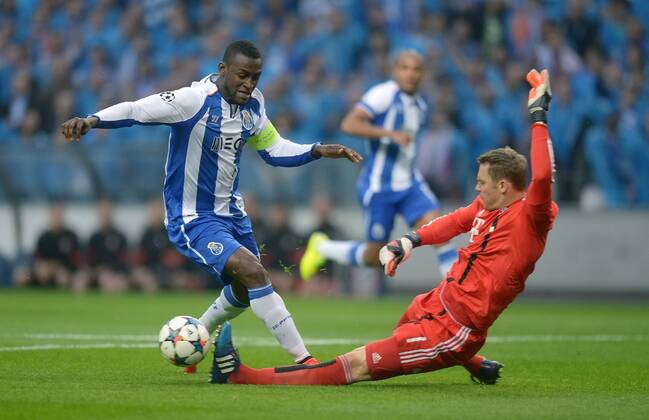 FUSSBALL CHAMPIONS LEAGUE SAISON 2014 2015 VIERTELFINAL HINSPIEL FC Porto - FC Bayern Muenchen 15.03.2015 Jackson Martinez (li, FC Porto) versucht Torwart Manuel Neuer (re, FC Bayern Muenchen) zu umspielen. 
