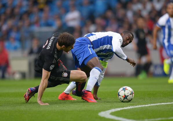 FUSSBALL CHAMPIONS LEAGUE SAISON 2014 2015 VIERTELFINAL HINSPIEL FC Porto - FC Bayern Muenchen 15.03.2015 Xabi Alonso (li, FC Bayern Muenchen) patzt gegen Jackson Martinez (re, FC Porto) vor dem Tor zum 1-0 