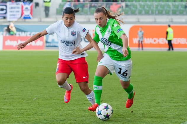 v.li.: Kenza Deli (Paris Saint-Germain) im Zweikampf mit Noelle Maritz (VfL Wolfsburg), Fussball, UEFA Women s Champions League, VfL Wolfsburg - Paris Saint-Germain, xobx