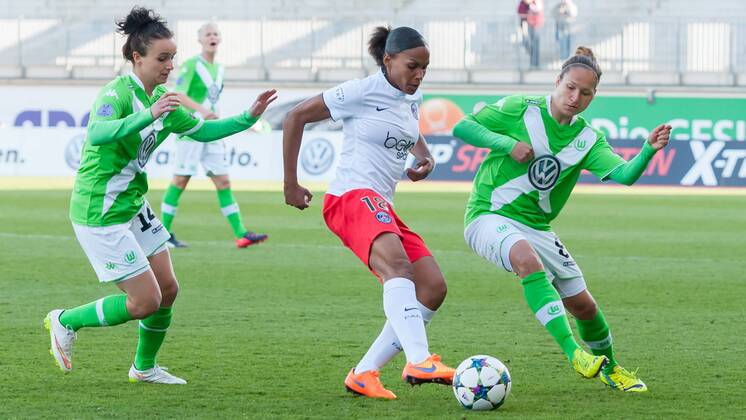 v.li.: Lina Magull (VfL Wolfsburg), Marie-Laure Delie (Paris Saint-Germain) und Babett Peter (VfL Wolfsburg) im Dreikampf, Fussball, UEFA Women s Champions League, VfL Wolfsburg - Paris Saint-Germain, xobx