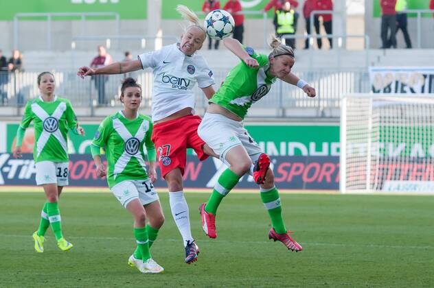 v.li.: Caroline Seger (Paris Saint-Germain) im Kopfballduell, Kopfball, Zweikampf mit Alexandra Popp (VfL Wolfsburg), Fussball, UEFA Women s Champions League, VfL Wolfsburg - Paris Saint-Germain, xobx