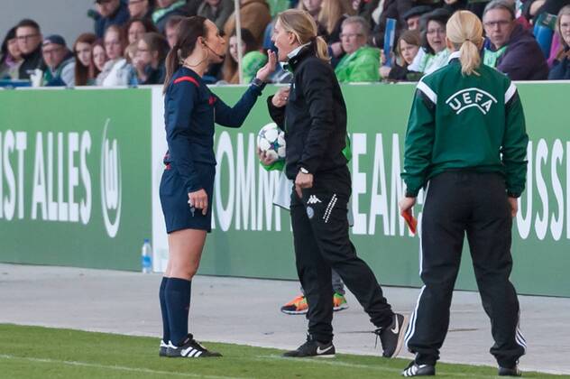 v.li.: Schiedsrichterin Pernilla Larsson (Schweden) ermahnt Co-Trainerin Britta Carlson (VfL Wolfsburg), Ermahnung, Gespräch, Reklamieren, Meckern, Fussball, UEFA Women s Champions League, VfL Wolfsburg - Paris Saint-Germain, xobx