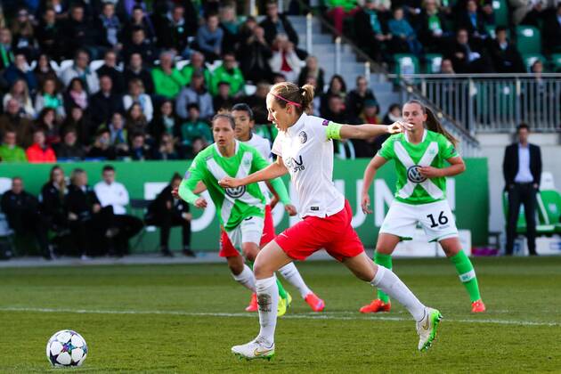 Sabrina Delannoy (Paris Saint Germain) trifft per Elfmeter zum 0-1 - Champions League Halbfinale Damen Saison 2014-2015 VfL Wolfsburg vs. Paris Saint Germain im AOK Stadion in Wolfsburg - Aktion,Deutschland, Fussball, Frau,Frauen,18.04.2015