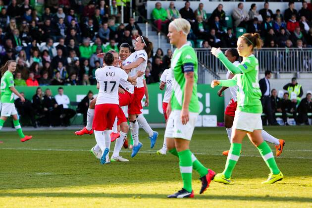Torjubel - Torschuetzin Sabrina Delannoy (Mi.,Paris Saint Germain) trifft per Elfmeter zum 0-1 - Champions League Halbfinale Damen Saison 2014-2015 VfL Wolfsburg vs. Paris Saint Germain im AOK Stadion in Wolfsburg - Aktion,Deutschland, Fussball, Frau,Frauen,18.04.2015
