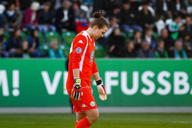 Enttaeuscht - Torhueterin Merle Frohms (VfL Wolfsburg) - Champions League Halbfinale Damen Saison 2014-2015 VfL Wolfsburg vs. Paris Saint Germain im AOK Stadion in Wolfsburg - Aktion,Deutschland, Fussball, Frau,Frauen,18.04.2015