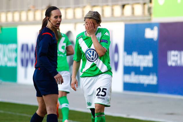 Martina Mueller (VfL Wolfsburg) mit Hand vor dem Gesicht - Champions League Halbfinale Damen Saison 2014-2015 VfL Wolfsburg vs. Paris Saint Germain im AOK Stadion in Wolfsburg - Aktion,Deutschland, Fussball, Frau,Frauen,18.04.2015
