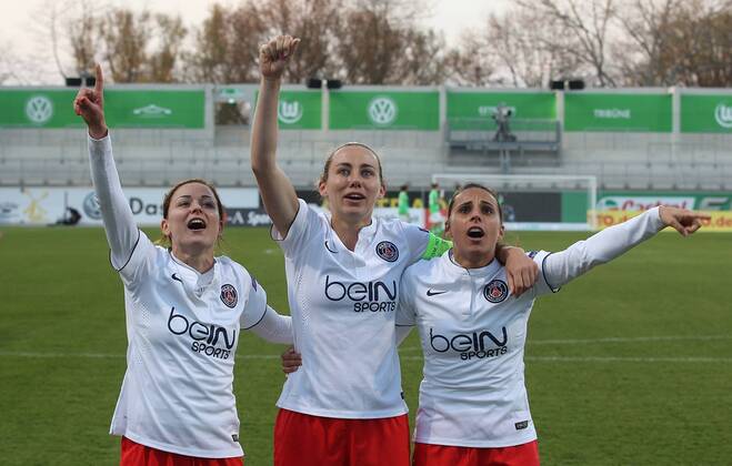 Feiern den Sieg mit den fans, v.l. Laure Boulleau (Paris Saint-Germain), Sabrina Delannoy (Paris Saint-Germain), Jessica Houara (Paris Saint-Germain) VfL Wolfsburg vs. Paris Saint Germain