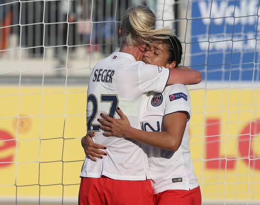 Caroline Seger (Paris Saint-Germain) feiert mit Shirley Cruz Trana (Paris Saint-Germain) das 0-2. VfL Wolfsburg vs. Paris Saint Germain